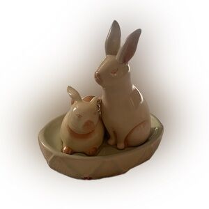Nikko Woodbury Salt & Pepper Shakers Bunnies with Easter Base